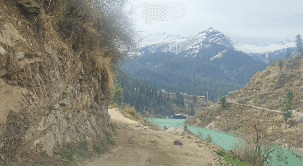 How to reach Kheerganga from Dlehi